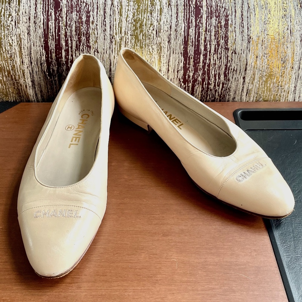 *! RARE !* CHANEL Logo Leather Ballet Flats